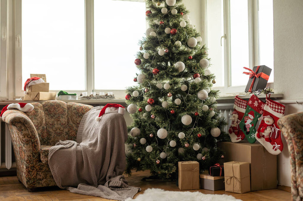 Navidad interior. árbol resplandeciente magia, regalos - Foto, Imagen