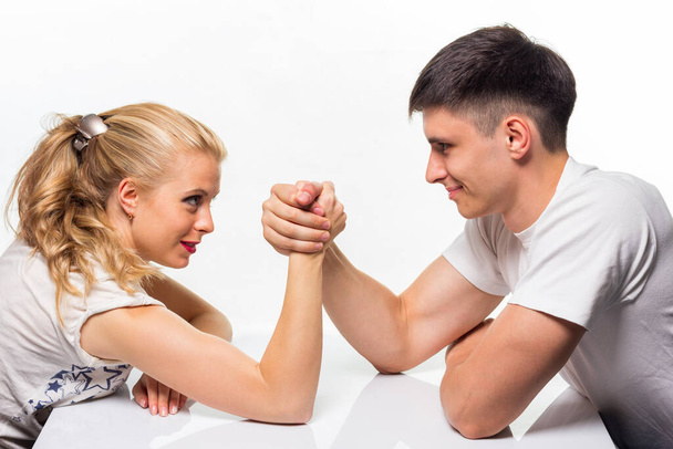 jonge vrouw en man gevechten samen in skandenberg - Foto, afbeelding