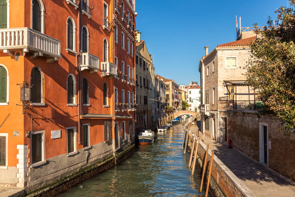 ヴェネツィアの運河、イタリアの美しい夏の日 - 写真・画像