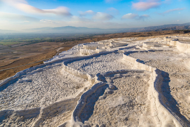 Travertine pools and terraces in Pamukkale, Turkey in a beautiful summer day - Foto, Imagem