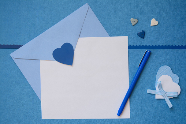 Enveloppe bleue et papier blanc blanc avec artisanat du cœur fait main
 - Photo, image