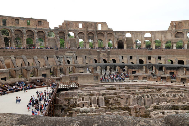 El Coliseo o Anfiteatro Flavio es un monumento arquitectónico de la Antigua Roma.  - Foto, imagen