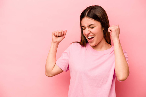 Jovem mulher caucasiana isolado no fundo rosa levantando punho após uma vitória, conceito vencedor. - Foto, Imagem