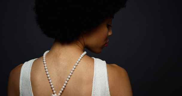 Femme noire portant élégant collier de perles
 - Photo, image