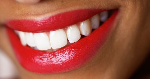 Primer plano de una mujer sonriendo con lápiz labial rojo
 - Foto, Imagen