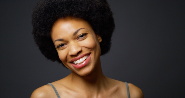 Ralentir pan up femme africaine rire et sourire
 - Photo, image