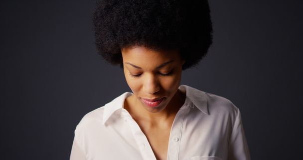 Porträt einer schwarzen Frau mit afro-weißer Bluse - Foto, Bild