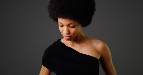 Afrikalı kadın şık siyah elbise gri arka plan üzerinde - Fotoğraf, Görsel