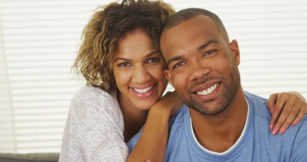 Heureux couple noir souriant
 - Photo, image