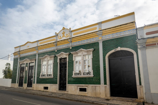 Architettura tipica degli edifici rustici dell'Algarve con intricati disegni di platbands. - Foto, immagini