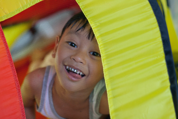 Les enfants avec des couronnes métalliques souriaient joyeusement dans les tentes Jouets
 - Photo, image