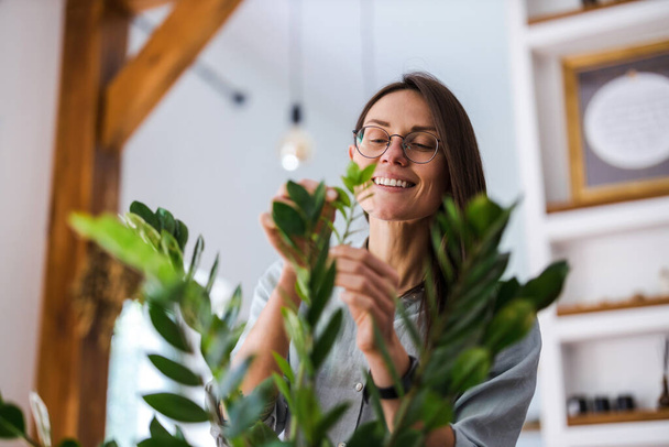Young woman taking care of her houseplants - Photo, Image