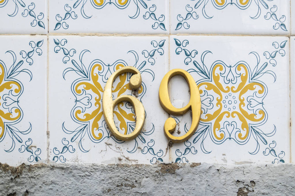 Maison numéro 69 en tuiles florales en tuiles azulejo portugais typiques. - Photo, image