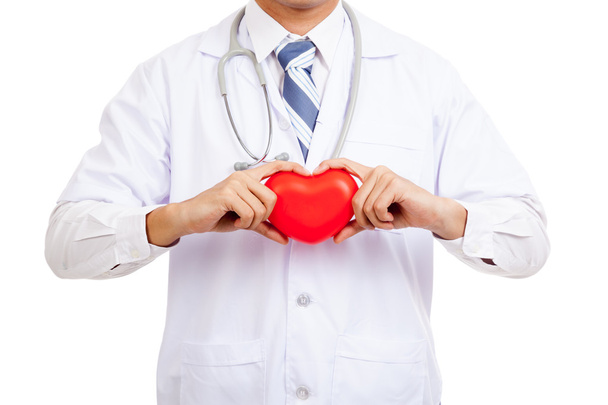 Asiatique mâle médecin montrer rouge coeur
 - Photo, image