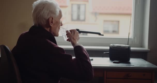 Öreg nyugdíjas portréja. - Felvétel, videó