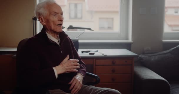 Öreg nyugdíjas portréja. - Felvétel, videó