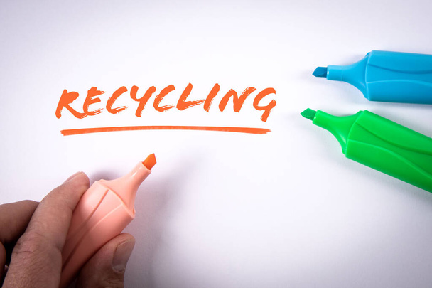 Recyclage. Environnement propre et concept de l'industrie de transformation Marqueurs sur blanc - Photo, image