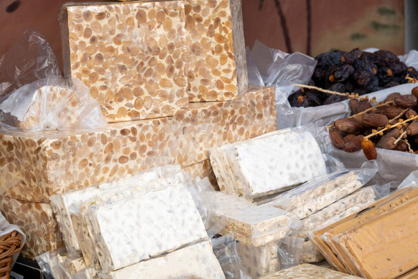 Γλυκά μπαρ με ξηρούς καρπούς προς πώληση σε ισλαμική εκδήλωση στο χωριό Μέρτολα της Πορτογαλίας. - Φωτογραφία, εικόνα