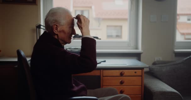 Portret van een gepensioneerde oude man. - Video