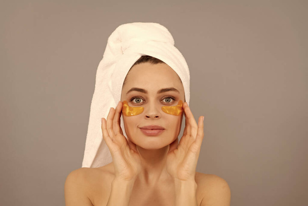 zorg voor je schoonheid. Meisje vermindert oogzakken. huidverzorging. cosmetische gezichtscollageen. hydraterende huid - Foto, afbeelding