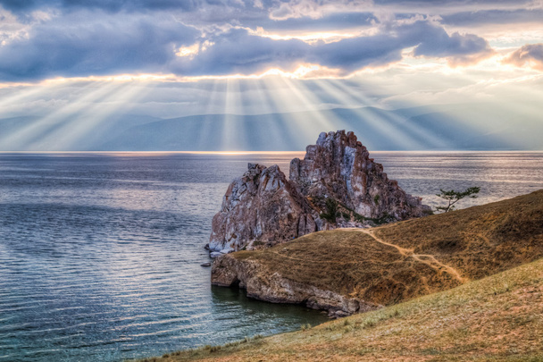 Шаман Скеля, озеро Байкал, Росія - Фото, зображення