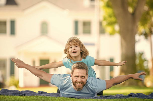 valeur familiale. enfance et parentalité. parent repos avec petit enfant garçon sur herbe - Photo, image