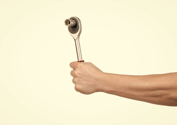 männliche Hand hält Steckschlüssel. Bau- und Reparaturwerkzeuge. Hand mit Reparaturwerkzeug - Foto, Bild
