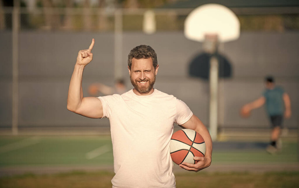 muscular man with basketball ball. sport trainer or basketball player. sport school. - Foto, Bild