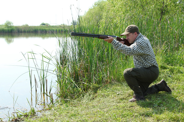 Hunter zaměřovačem a připravena k střílel divoké kačeny - Fotografie, Obrázek