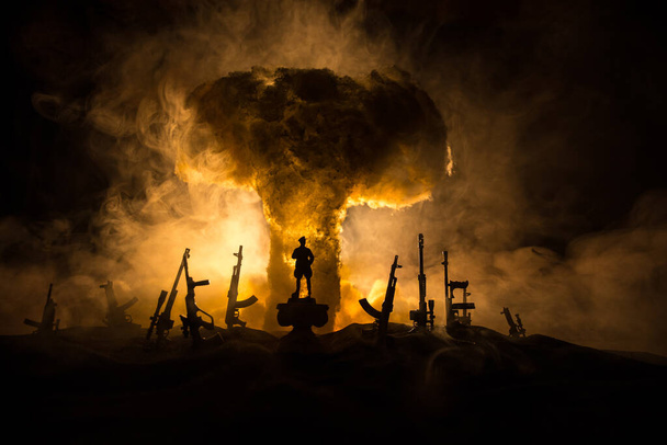 Decorazione artistica creativa - Guerra russa in Ucraina concetto. Armi da strada e giganti con una gigantesca esplosione di bomba nucleare. Focus selettivo - Foto, immagini