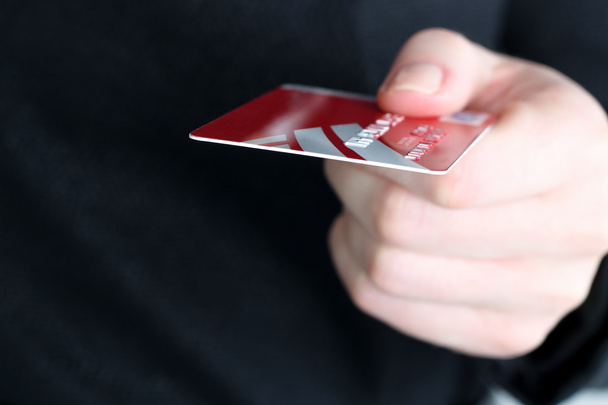 lähikuva luottokortista ihmiskädessä liikkeessä
 - Valokuva, kuva