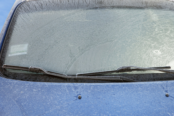 Parabrisas delantero congelado del coche
 - Foto, imagen