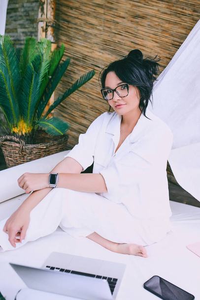 眼鏡の美しい女性起業家のフリーランスは、リモートで動作します。教育、旅行、ビジネスコンセプト  - 写真・画像