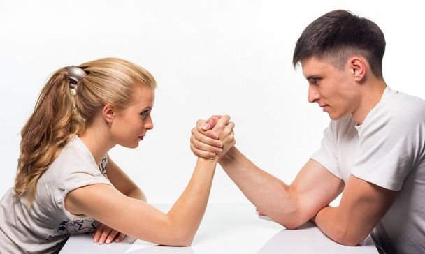 Jeune femme et homme se battant ensemble à skandenberg
 - Photo, image