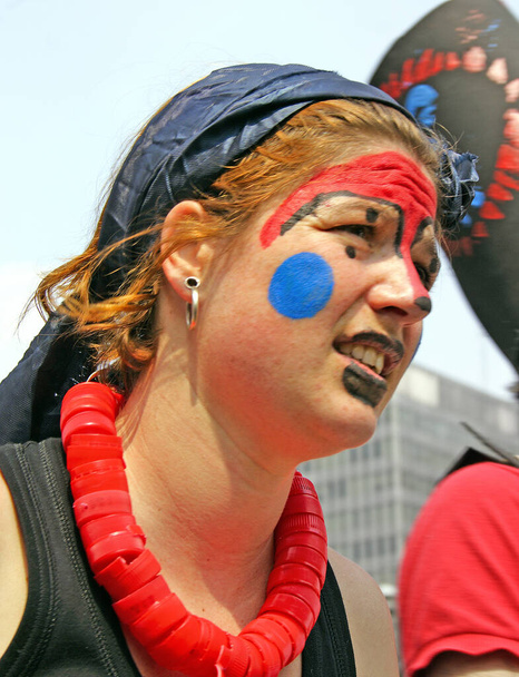 BRUSSELS, BELGIUM - Unidentified participants with colored face plays in scene during Zinneke Parade on May 13, 2006 in Brussels, Belgium. This parade is a biennial free-attendance artistic event - Foto, Bild