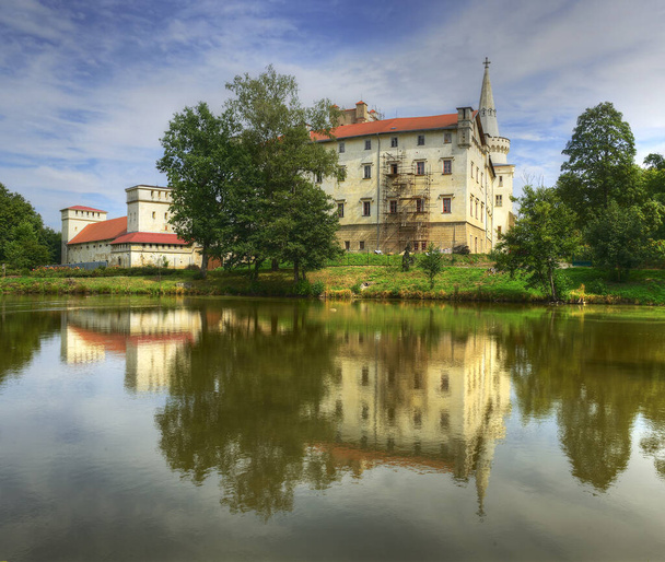A kastély és a Bor kastély eredetileg középkori várkastély volt. Bor közel Tachov a Pilsen régióban, Cseh Köztársaság. - Fotó, kép