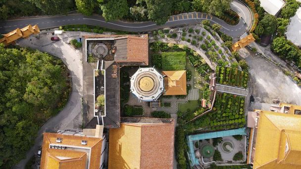 Georgetown, Penang Malezja - 17 maja 2022: Świątynia Kek Lok Si. Świątynia na szczycie wzgórza charakteryzuje się kolorowym, skomplikowanym wystrojem i wieloma posągami Buddy. - Zdjęcie, obraz