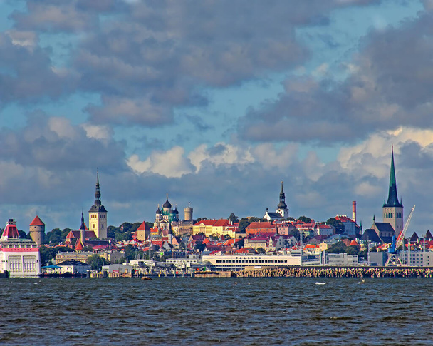 Hafen und Altstadt Tallinn, Estland. UNESCO-Weltkulturerbe - Foto, Bild