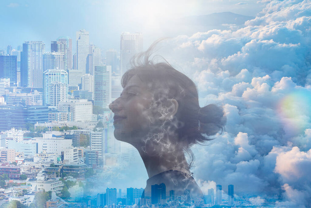 Σύνθετη φωτογραφία του προφίλ μιας γυναίκας, της πόλης και του ουρανού - Φωτογραφία, εικόνα