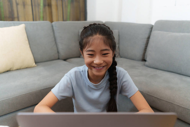 Thuisschool Aziatische moeder en kleine jonge meisje student leren online klasse. E-learning Online Onderwijs concept. - Foto, afbeelding