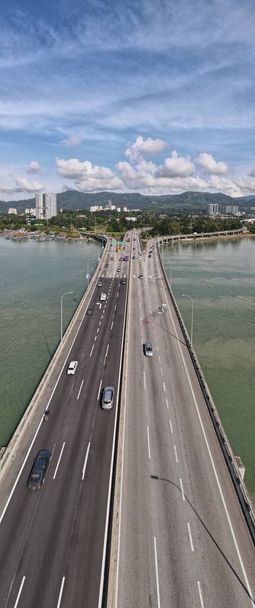 Georgetown, Penang Malezja - 18 maja 2022: Majestatyczny most Penang, kultowy długi most łączący Georgetown of Penang Island z kontynentalnym miastem Butterworth. - Zdjęcie, obraz
