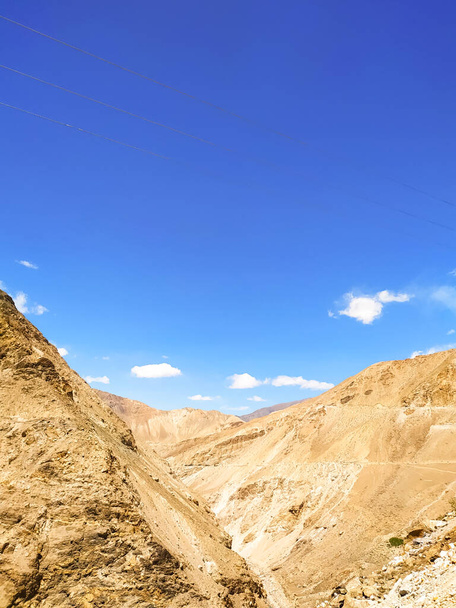 Prachtig landschap in de woestijn met blauwe lucht en wolken - Foto, afbeelding
