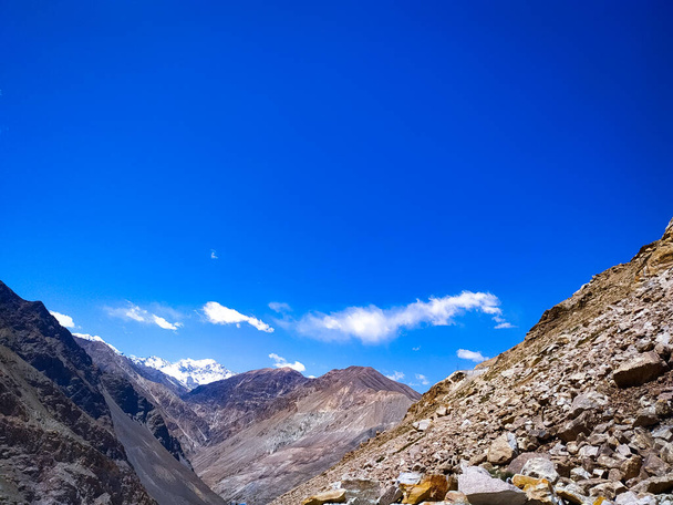 Belle vue sur la vallée de Spiti avec ciel bleu et nuages Himachal Pradesh, Inde. - Photo, image
