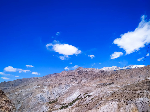 Spiti Valley s modrou oblohou a mraky v Himachal Pradesh, Indie - Fotografie, Obrázek