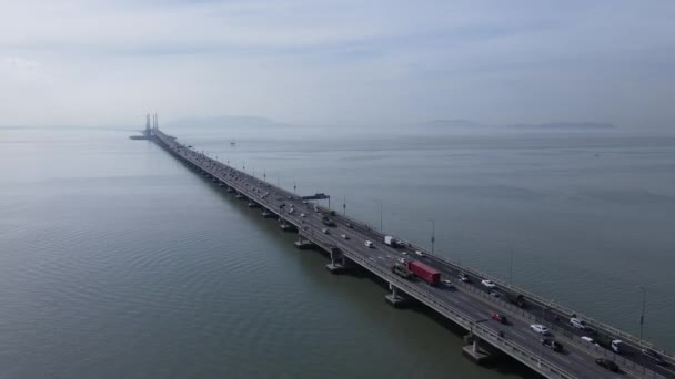 Georgetown, Penang Malajzia - 2022. május 18: A fenséges Penang híd, az ikonikus hosszú híd, amely összeköti a Penang-szigeti Georgetownt Butterworth szárazföldi városával. - Felvétel, videó