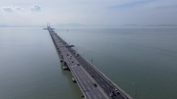 Georgetown, Penang Malezja - 18 maja 2022: Majestatyczny most Penang, kultowy długi most łączący Georgetown of Penang Island z kontynentalnym miastem Butterworth. - Materiał filmowy, wideo