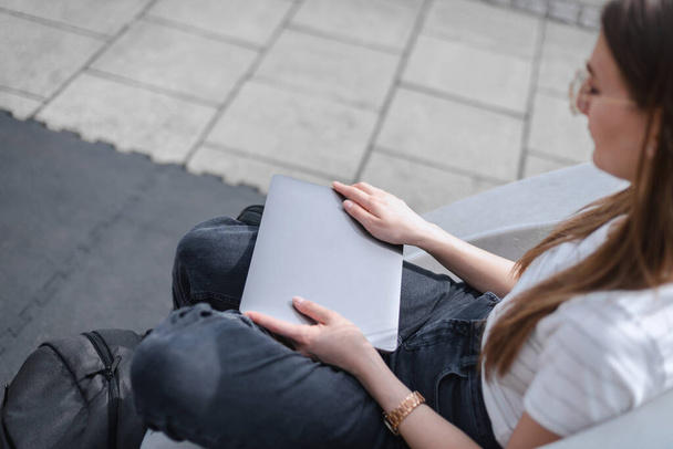  girl with long hair holds a stylish aluminum laptop  - Valokuva, kuva