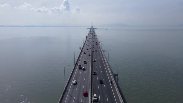 Georgetown, Penang Malajzia - 2022. május 18: A fenséges Penang híd, az ikonikus hosszú híd, amely összeköti a Penang-szigeti Georgetownt Butterworth szárazföldi városával. - Felvétel, videó