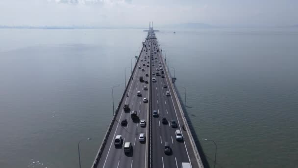 Georgetown, Penang Malezja - 18 maja 2022: Majestatyczny most Penang, kultowy długi most łączący Georgetown of Penang Island z kontynentalnym miastem Butterworth. - Materiał filmowy, wideo