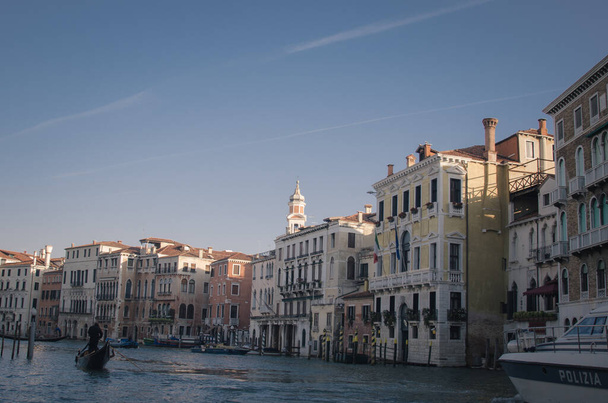 Nastrojowy dzień w Wenecji we Włoszech. Piękne renesansowe budynki.  - Zdjęcie, obraz